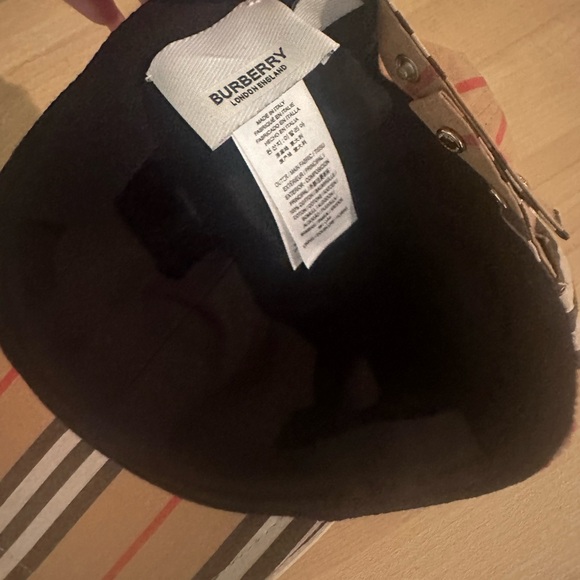 Burberry hat - Picture 2 of 3